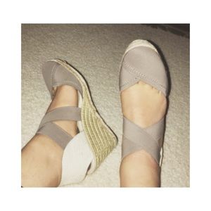 New Adrienne Vittadini Gray wedges
